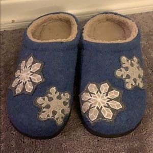 Snowflake house shoes